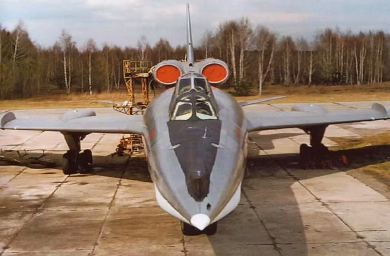 Tốc độ tối đa mà Tu-22 có thể đạt được lên tới 1510 km/h, tương đương với tốc độ siêu âm Mach 1,2. So với phiên bản Tu-16, tốc độ tối đa của Tu-22 đã vượt trội hơn tới 50%. Nguồn ảnh: Ward.