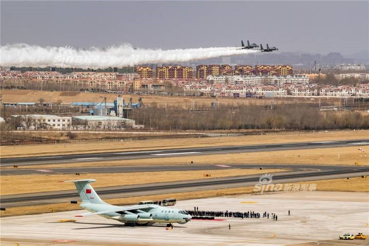 Theo mạng Sina, mới đây Không quân Trung Quốc tiếp tục điều động các máy bay vận tải Il-76 tới Hàn Quốc để đón các hài cốt binh sĩ Trung Quốc thiệt mạng trong chiến tranh về nước trước lễ thanh minh năm nay. Nguồn ảnh: Sina.