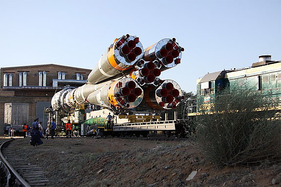 Sau khi Mỹ, Nga cùng nhiều nước trên thế giới cùng bắt tay vào việc thành lập trạm vũ trụ ISS, một lần nữa tên lửa đẩy R-7 và tàu Soyuz vẫn được tin tưởng lựa chọn làm "cầu nối" giữa vũ trụ và mặt đất. Nguồn ảnh: Wiki.