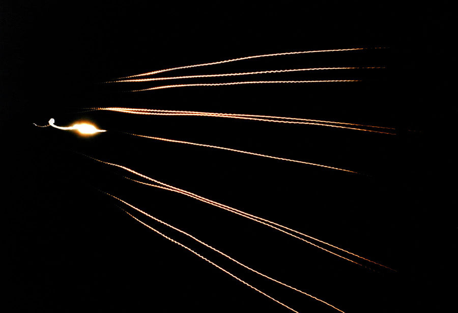 Phiên bản mới nhất của loại tên lửa này là phiên bản DF-5C có khả năng mang theo 10 đầu đạn khác nhau. Đặc biệt, mỗi một đầu đạn của DF-5C có thể được lập trình và tấn công một mục tiêu khác nhau. Ảnh: 10 đầu đạn của DF-5C tách ra trên không. Nguồn ảnh: QQ.