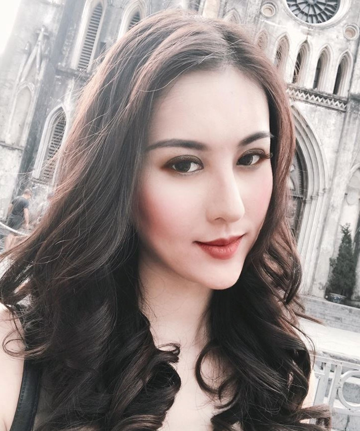 Năm 2017, hình ảnh Hà Lade - hot girl đời đầu được nhiều bạn trẻ Hà thành yêu mến - xuất hiện khác lạ với sống mũi cao, cằm nhọn bất ngờ. Điều này khiến nhiều người nhận định cô đã đụng chạm "dao kéo" để nâng tầm nhan sắc. Bên cạnh lời khen, không ít dân mạng ném đá sự thay đổi này của 9X và cho rằng cô còn xấu hơn trước.