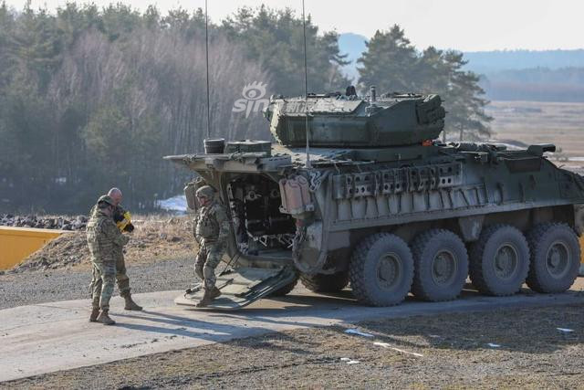 Theo đó chiếc thiết giáp Stryker được trang bị lại hệ thống vũ khí chính cùng trang thiết bị điện tử đi kèm, giúp nó tác chiến hiệu quả hơn trong môi trường chiến tranh hiện đại, tuy vậy điều này lại làm hạn chế khả năng trở quân của chiếc xe này. Nguồn ảnh: Sina.