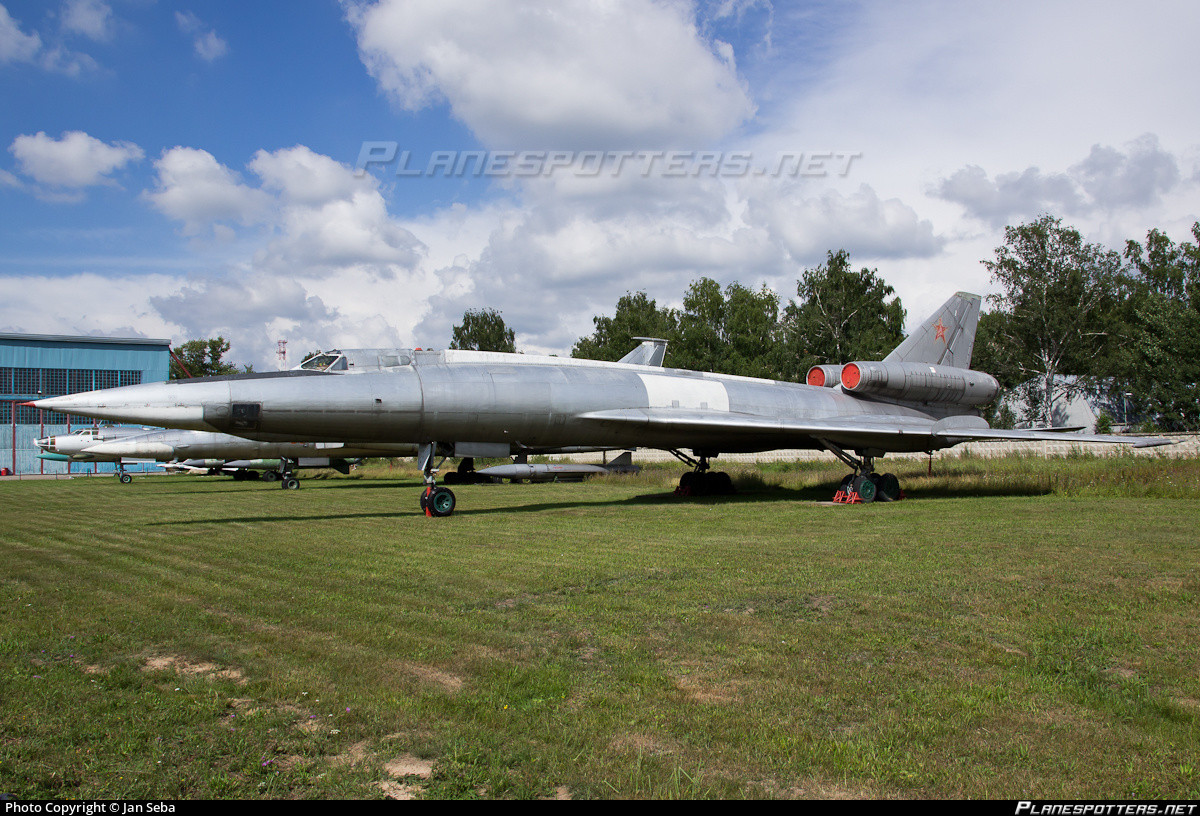 Ngoài ra, nó cũng có thể mang theo được tối đa 9 tấn bom các loại. Tuy nhiên, tất cả số bom mà Tu-22 mang theo đều là bom không dẫn đường. Loại phản lực ném bom này hoàn toàn không tương thích với các loại bom dẫn đường ra đời sau nó chỉ vài năm. Nguồn ảnh: Planespott.