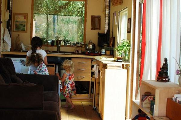 Bên trong căn nhà nhỏ của Lulu và các con, chẳng ai tin được đa phần đồ đạc trong nhà đều được lượm từ các bãi phế liệu, đồ cũ.