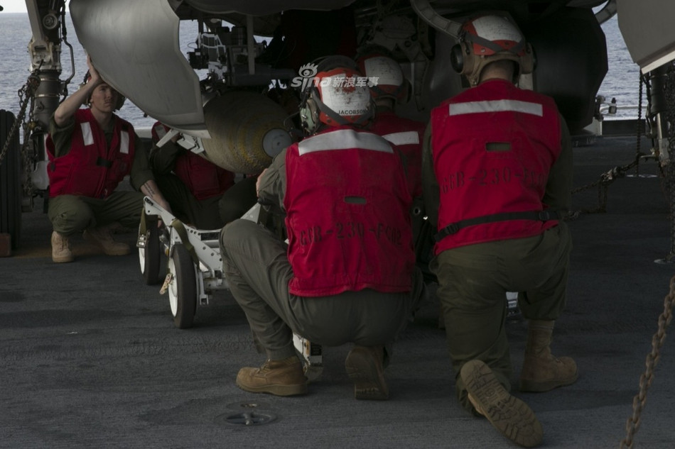 Theo những hình ảnh mới nhất được Hải quân Mỹ đăng tải trên trang web chính thức của mình đã cho thấy hình ảnh một chiếc F-35B được trang bị bom và cất cánh thực hiện nhiệm vụ huấn luyện ở vùng biển ngoài khơi Philippines. Nguồn ảnh: USNavy.