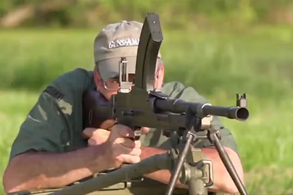 Dù được gọi là súng máy hạng nhẹ, tuy nhiên Bren lại có trọng lượng nặng, khoảng 11 kg nên nó gây ra rất nhiều phiền toái cho binh lính khi hành quân dã chiến. Nguồn ảnh: Tube.