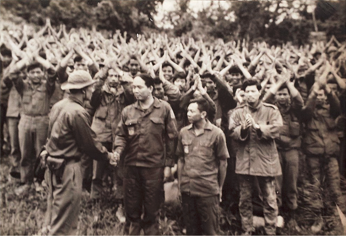 Hình ảnh lịch sử của hơn 1500 binh lính và sĩ quan cấp cao của quân đội Sài Gòn tại căn cứ Caroll ra hàng quân giải phóng. Người sĩ quan chỉ huy tại căn cứ Caroll là Trung tá Phạm Văn Đính sau này được giữ nguyên cấp bậc, trở thành sĩ quan của ta và chuyển sang làm giảng viên trường Sĩ quan pháo binh. Nguồn ảnh: SGGP.