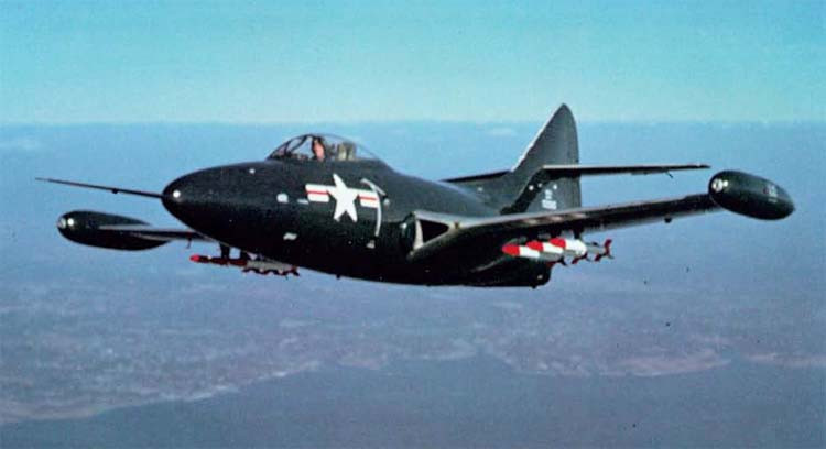 Có phi hành đoàn chỉ một người, loại phi cơ phản lực F9F Panther có chiều dài 11,3 mét, sải cánh 11,6 mét và có diện tích mặt cánh 23 mét vuông. Nguồn ảnh: Warhistory.