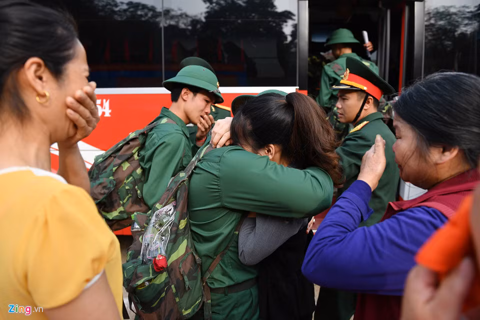 Những giọt nước mắt thương nhớ đã rơi, những cái ôm thật chặt của các thanh niên dành cho người yêu thương của mình.