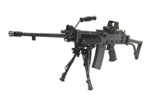 Giống như nhiều khẩu súng khác ra đời sau này, IMI Negev cũng có các rãnh kỹ thuật hiện đại dọc hai bên thân và bên trên súng, được sử dụng để gắn thêm các thiết bị phụ trợ, giúp tăng hiệu quả tác chiến khi sử dụng. Nguồn ảnh: Wiki.