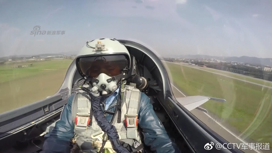 Vũ khí chính trên J-16 là loại pháo tự động 30mm GSh-30-1 với cơ số đạn dự phòng 150 viên. Ngoài ra phi cơ này còn mang được các loại bom, tên lửa không đối không, tên lửa đối hạm và các loại thiết bị tác chiến điện tử khác. Nguồn ảnh: Sina.