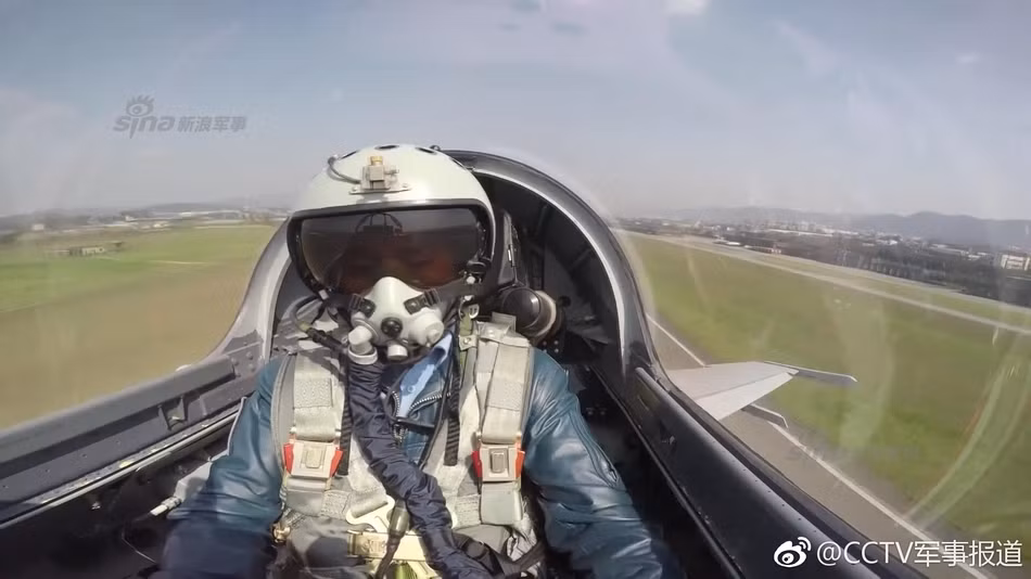 Vũ khí chính trên J-16 là loại pháo tự động 30mm GSh-30-1 với cơ số đạn dự phòng 150 viên. Ngoài ra phi cơ này còn mang được các loại bom, tên lửa không đối không, tên lửa đối hạm và các loại thiết bị tác chiến điện tử khác. Nguồn ảnh: Sina.