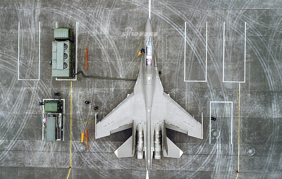 Tiêm kích đa năng J-16 của Không quân Trung Quốc được tiếp nhiên liệu, chờ cất cánh. Nguồn ảnh: Sina.