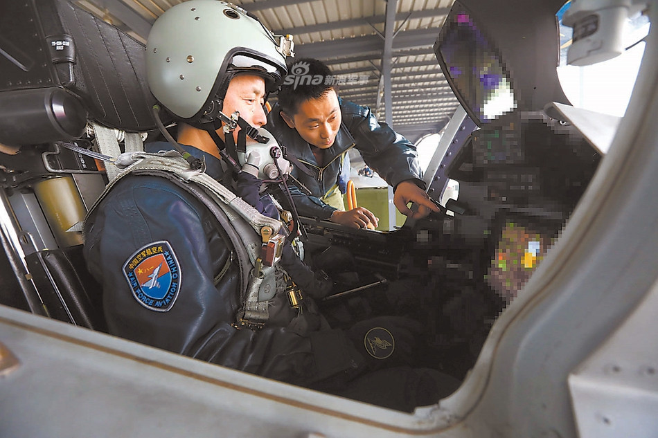 Lan dau lam “chuyen ay” cua phi cong tiem kich TQ