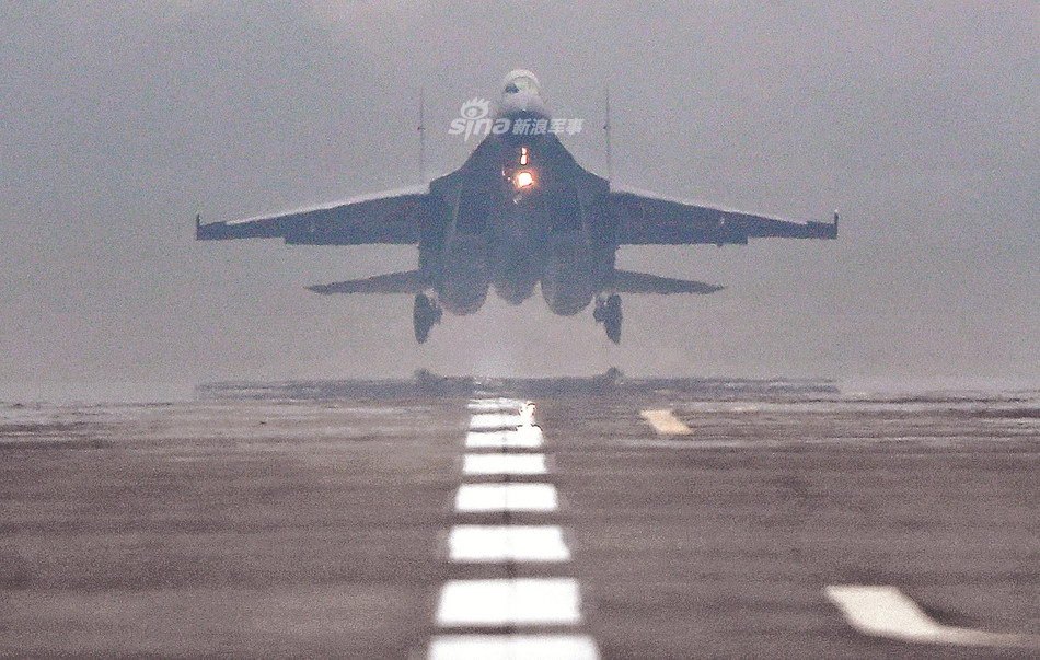 Trong buổi bay thực tế đầu tiên, phi công học viên chỉ tham gia thực hiện các động tác cơ động trên không. Phần khó nhất của một ban bay là cất và hạ cánh vẫn sẽ được phi công huấn luyện viên thực hiện. Nguồn ảnh: Sina.