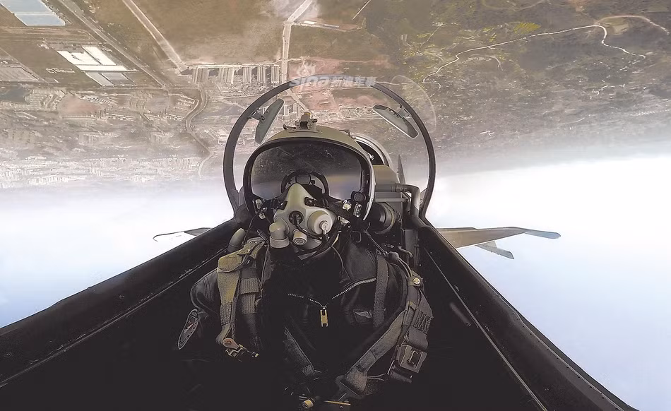 Khi ở trên không, phi công huấn luyện viên cũng luôn phải để mắt tới phi công học viên vì rất nhiều trường hợp khi cơ động với tốc độ cao trên không, phi công học viên đã bị ngất và bất tỉnh. Nguồn ảnh: Sina.