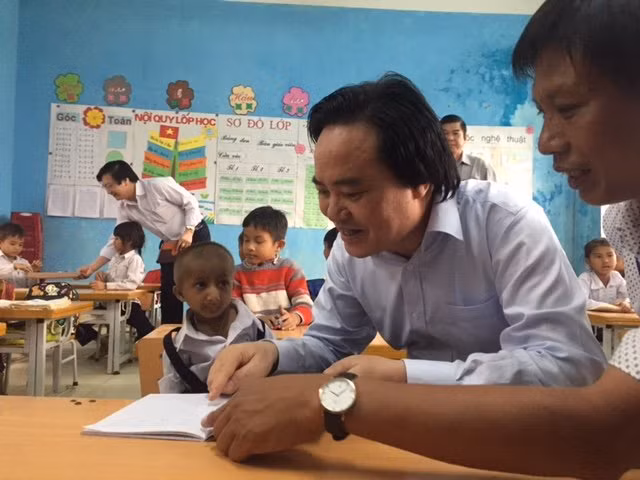 K'Rể khá tự nhiên khi trong lớp xuất hiện những vị khách người lớn.