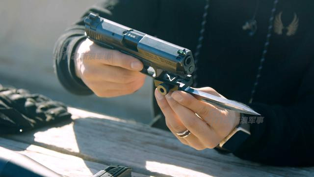 Tùy từng loại lưỡi lê mà giá bán hiện tại trên thị trường Mỹ có thể lên tới 250 USD cho một chiếc lưỡi lê. Ảnh: Lưỡi lê với chốt giữ ở khớp kỹ thuật được thiết kế to và dễ sử dụng, người dùng có thể tháo lắp bằng tay mà không cần dùng thiết bị hỗ trợ. Nguồn ảnh: Sina.