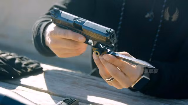 Tùy từng loại lưỡi lê mà giá bán hiện tại trên thị trường Mỹ có thể lên tới 250 USD cho một chiếc lưỡi lê. Ảnh: Lưỡi lê với chốt giữ ở khớp kỹ thuật được thiết kế to và dễ sử dụng, người dùng có thể tháo lắp bằng tay mà không cần dùng thiết bị hỗ trợ. Nguồn ảnh: Sina.