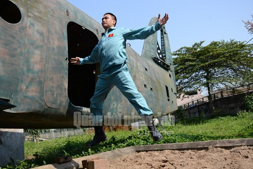 Thiếu tá Cao Sĩ Viên, Đội trưởng Đội TKCN đường không 2 (Trung tâm Quốc gia huấn luyện TKCN đường không) thực hiện động tác ra máy bay mẫu.