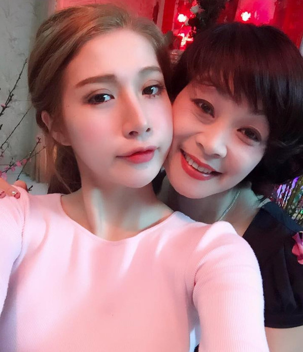 Sau đó, Vân Navy thừa nhận rằng mình có "động dao kéo" tới phần mũi và giảm 10 kg trong khoảng thời gian ngắn nên gương mặt nhỏ gọn hơn rất nhiều.