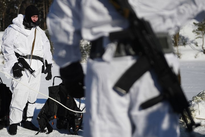 Đặc nhiệm Nga ở đây được trang bị thêm tiểu liên AK phiên bản nòng ngắn.