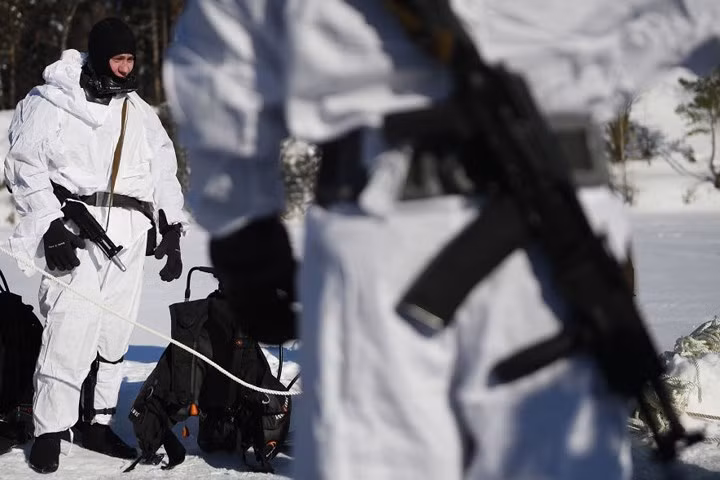 Đặc nhiệm Nga ở đây được trang bị thêm tiểu liên AK phiên bản nòng ngắn.