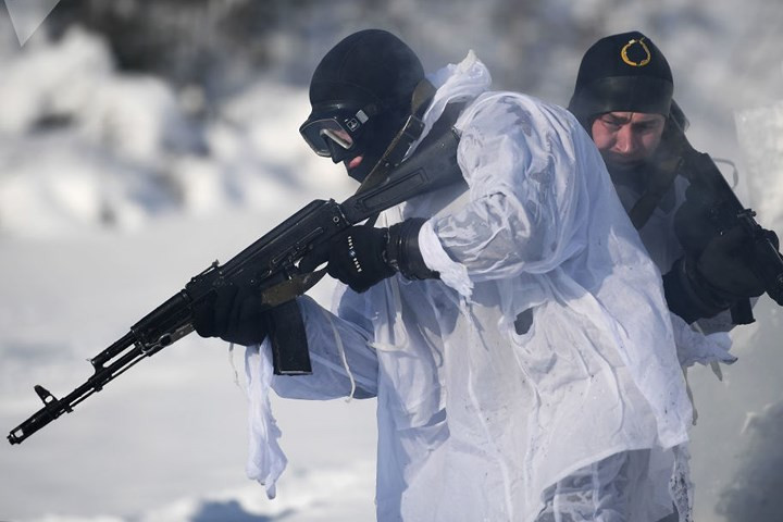 Phiên bản tiểu liên AK-74 của lính đặc nhiệm. Vệ binh Quốc gia có xấp xỉ 340.000 người, bố trí trong 84 đơn vị trên toàn nước Nga.