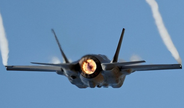 Mặc dù vậy, đây là lựa chọn chiến đấu cơ thế hệ năm duy nhất được bán rộng rãi trên thị trường quốc tế hiện này. Điều này khiến cho F-35 luôn trong tình trạng cháy hàng dù... lỗi nặng. Nguồn ảnh: Wikipedia.