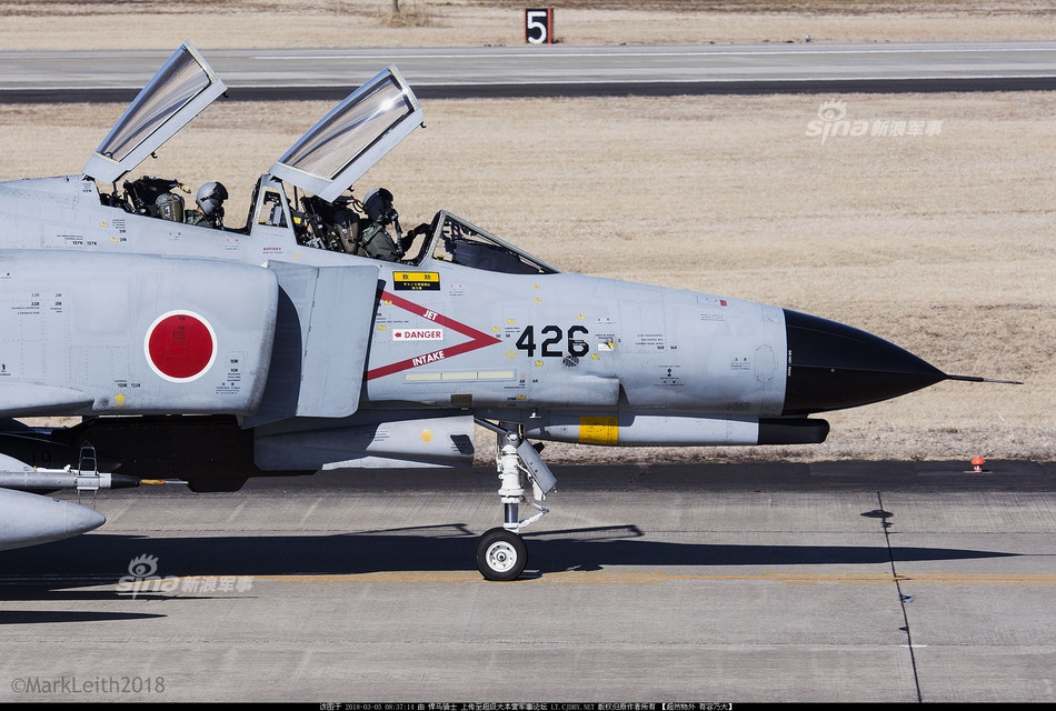 Chương trình F-35 đã được Nhật Bản lựa chọn từ năm 2011 để thay thế cho những phi cơ F-4 già nua này. Tuy nhiên chương trình F-35 đã bị chậm quá nhiều lần và tới tận thời điểm hiện tại mới chỉ có duy nhất một chiếc F-35 trong biên chế của nước này. Nguồn ảnh: Sina.