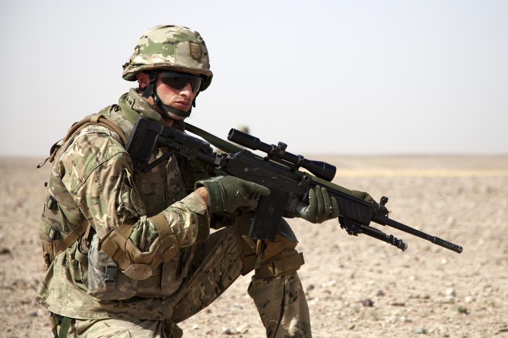 Hộp tiếp đạn của khẩu súng bắn tỉa Galatz có hộp tiếp đạn bao gồm 25 viên thay cho 30 viên như thông thường. Sở dĩ có cơ số đạn "lỡ cỡ" như vậy là do nhà sản xuất đảm bảo hộp tiếp đạn sẽ đạt được kích thước gọn gàng nhất, đảm bảo xạ thủ sẽ không bị vướng víu khi nằm bắn sát đất - tư thế bắn quen thuộc của khẩu súng này. Nguồn ảnh: Weaponary.