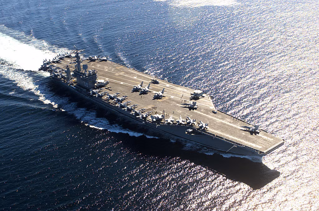 Tàu sân bay USS Carl Vinson (CVN-70) được đóng theo lớp tàu sân bay Nimitz, đây là lớp tàu sân bay chạy bằng năng lượng hạt nhân hiện đại bậc nhất trong Hải quân Mỹ tính tới thời điểm hiện tại. Nimitz cũng là "hạt nhân" chính trong các nhóm tác chiến tàu sân bay Mỹ. Nguồn ảnh: Wiki.