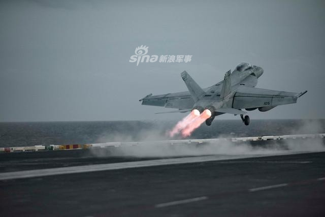 Động cơ phản lực của tiêm kích F/A-18 hoạt động hết công suất khi phi cơ này cất cánh. F/A-18 được trang bị hai động cơ phản lực GE F404-GE-402. Nguồn ảnh: Sina.