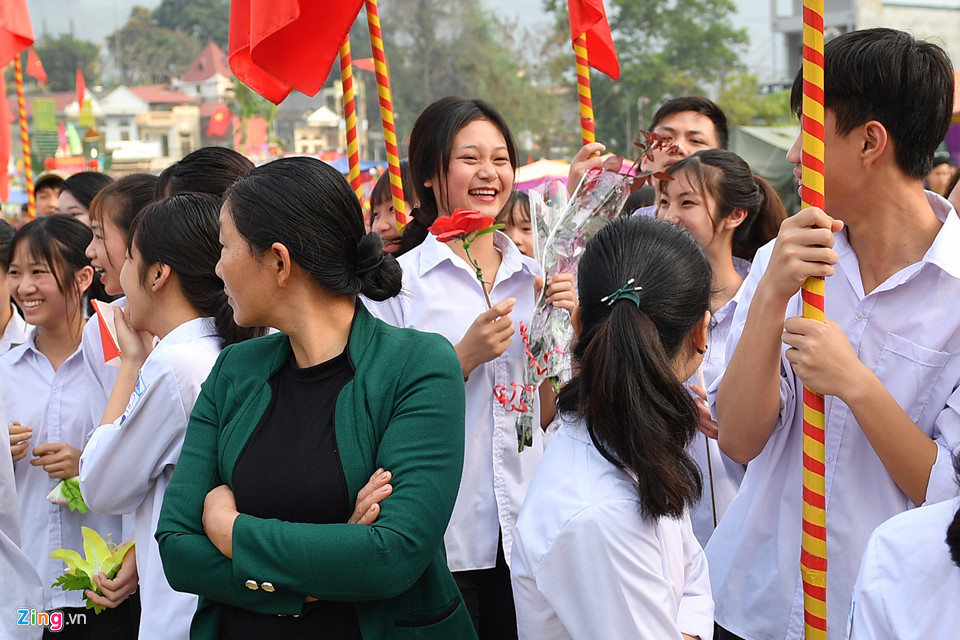 Giây phút vui mừng, rạng rỡ nhận được hoa chiến sĩ tặng của một nữ sinh Na Hang. Với các thiếu nữ, những người chiến sĩ là một biểu tượng, hình mẫu anh hùng trong lòng họ.