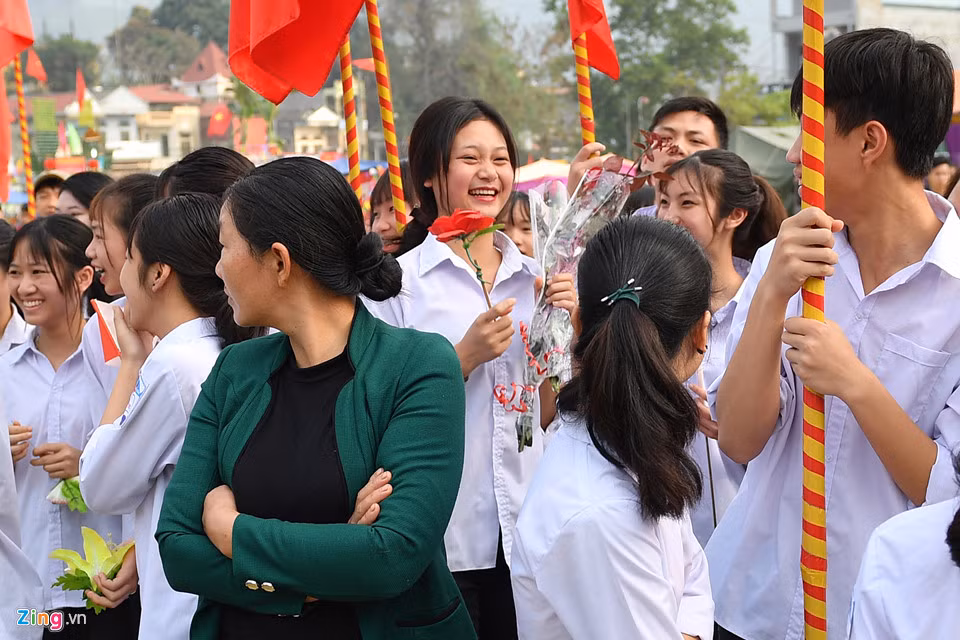 Giây phút vui mừng, rạng rỡ nhận được hoa chiến sĩ tặng của một nữ sinh Na Hang. Với các thiếu nữ, những người chiến sĩ là một biểu tượng, hình mẫu anh hùng trong lòng họ.