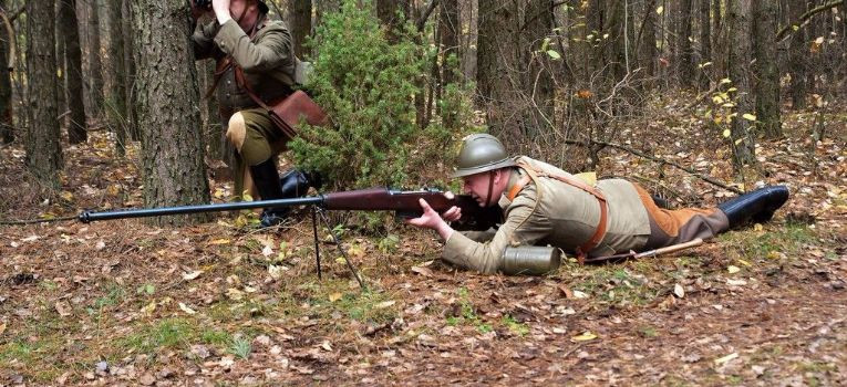 Thực tế thì khi ra đời, Ba Lan đã khiến cả thế giới khiếp sợ với khẩu súng chống tăng có gia tốc đầu nòng lên tới 1275 m/s. Vào những năm cuối của thập niên 30, gia tốc này kết hợp với các viên đạn cỡ 7,92mm có thể cắt đứt xích hoặc xuyên thủng kính chống đạn của mọi loại xe tăng nào. Nguồn ảnh: Pinterest.