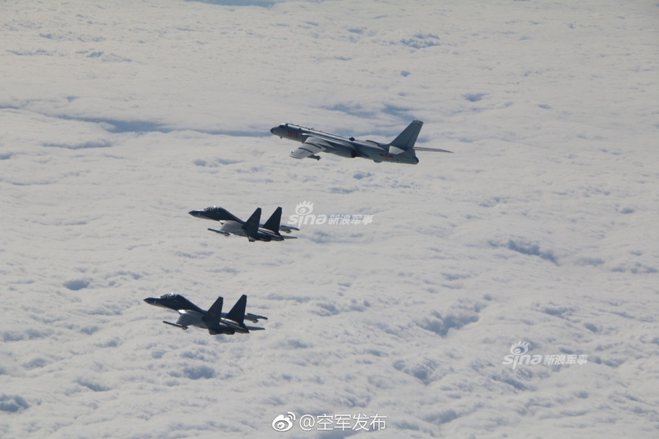 Hình ảnh J-16 bay hộ tống máy bay ném bom H-6K của Không quân Trung Quốc trong một chuyến bay tuần tra. Nguồn ảnh: Sina.