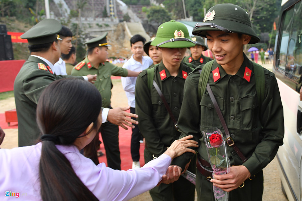 Cái với tay vội vã trước khi các anh lên xe...