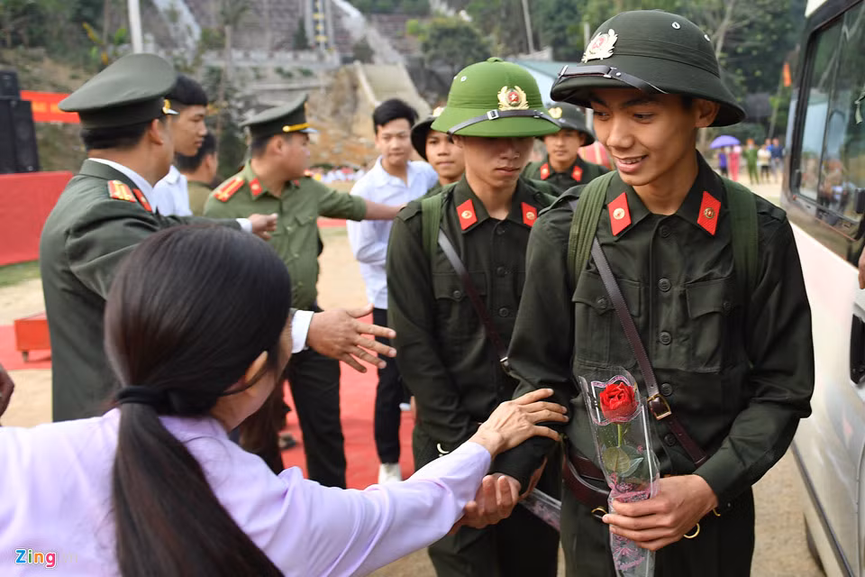 Cái với tay vội vã trước khi các anh lên xe...