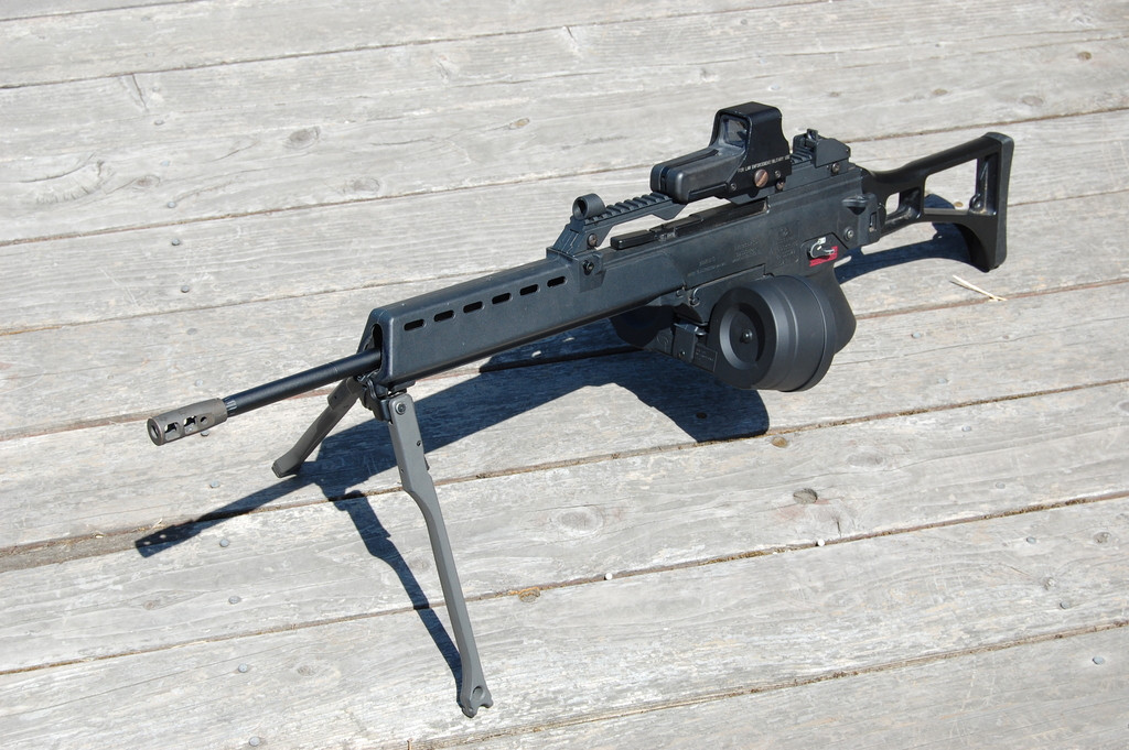 Súng máy MG36 có tổng tọng lượng 3,83 kg với chiều dài tổng thể vào khoảng 720mm. Tuy nhiên khẩu súng này lại có báng có thể gấp lại được, giúp rút ngắn chiều dài tổng thể của súng đi rất nhiều, tiện cho việc vận chuyển và cơ động nhanh. Nguồn ảnh: Special.