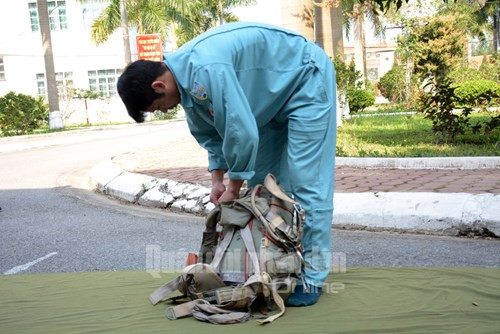 Khi công đoạn gấp dù hoàn tất chính là lúc chiếc dù đã nằm gọn gàng trong "ba lô".