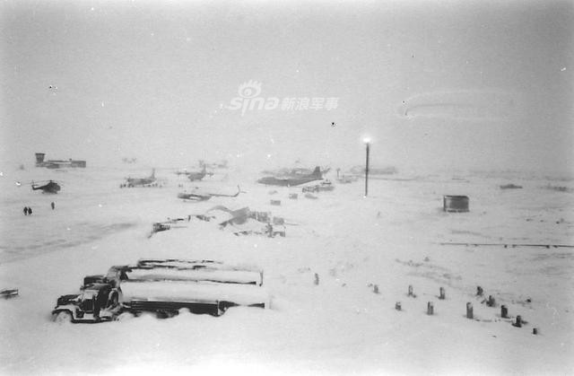 Các phương tiện mặt đất cũng bị đóng băng và chôn vùi sâu trong tuyết. Nguồn ảnh: Sina.