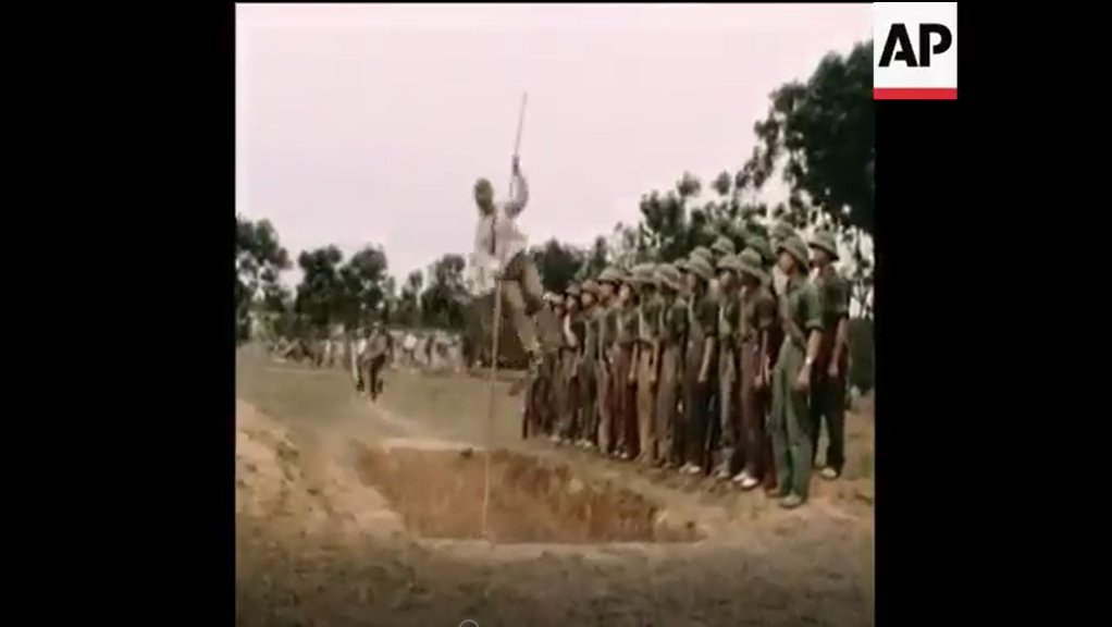 Đu xà vượt hố sâu. Nguồn ảnh: AP.