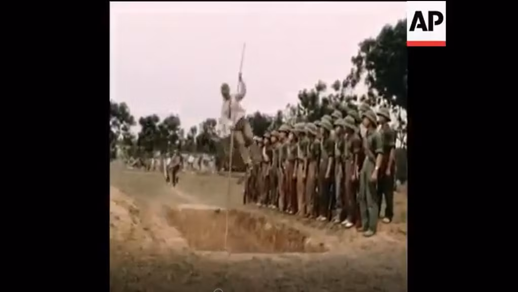 Đu xà vượt hố sâu. Nguồn ảnh: AP.