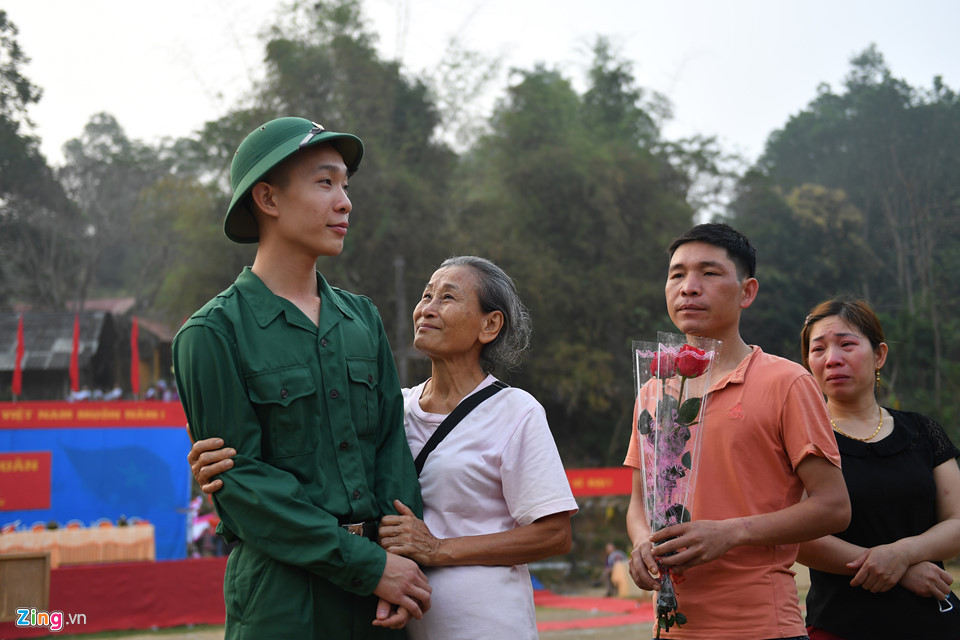 Nguyễn Đình Công (19 tuổi, tổ 15 thị trấn Na Hang) trong vòng tay tự hào của bà nội. Hồi trẻ, bà Phạm Thị Uý cũng từng là thanh niên xung phong trong kháng chiến chống Pháp.