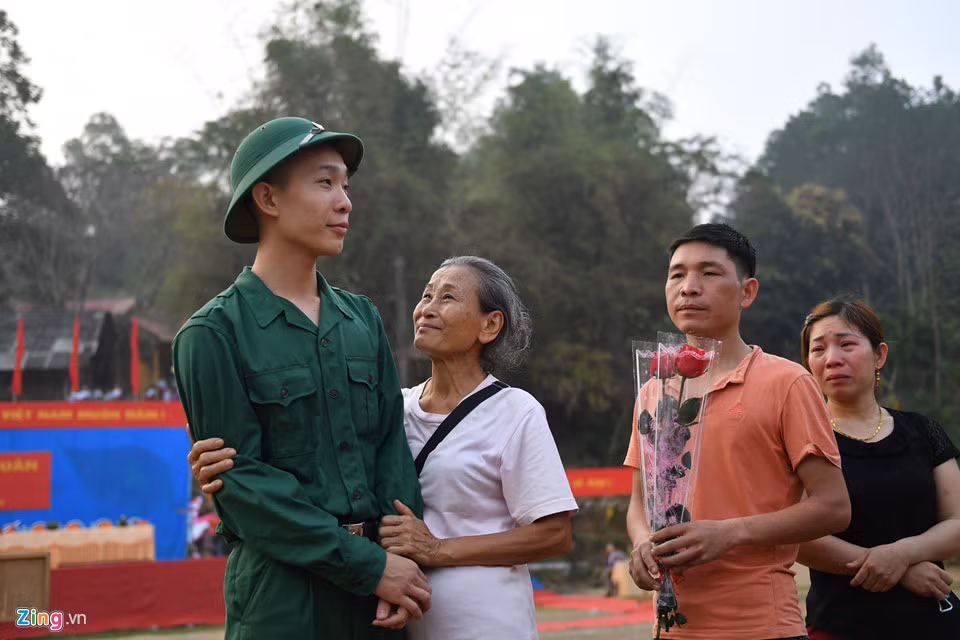 Nguyễn Đình Công (19 tuổi, tổ 15 thị trấn Na Hang) trong vòng tay tự hào của bà nội. Hồi trẻ, bà Phạm Thị Uý cũng từng là thanh niên xung phong trong kháng chiến chống Pháp.