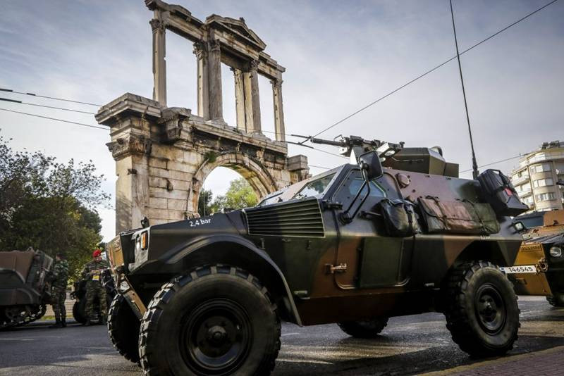 Cuộc duyệt binh của Hy Lạp diễn ra hôm 25/3 vừa rồi với sự tham gia của rất nhiều phương tiện quân sự hiện đại được giới quan sát đánh giá là lời cảnh báo Athens gửi tới Ankara. Nguồn ảnh: Sina.