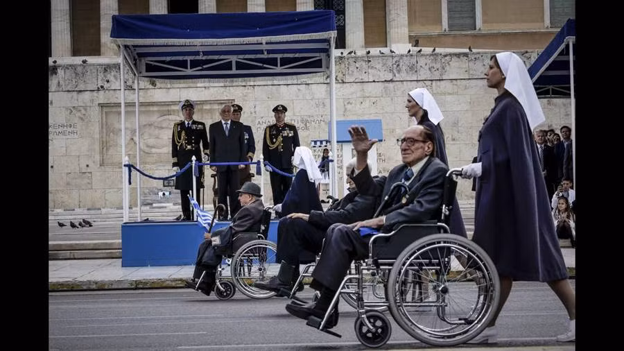 Cuối cùng là những cựu binh của quân đội Hy lạp từng tham gia chiến tranh thế giới thứ hay. Phần lớn họ hiện nay đều đã gần bước qua tuổi 90. Nguồn ảnh: Sina.
