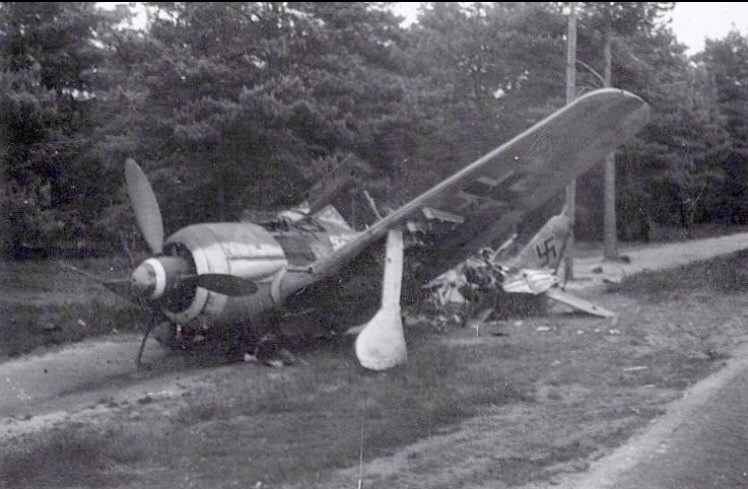 Có lẽ trong lịch sử chiến tranh của toàn nhân loại, đây là một cái kết "đau" nhất cho một lực lượng từng tung hành ngang dọc khắp châu Âu, nay lại bị xóa sổ bởi một phần "nỗ lực" cứu thua bởi chính quân mình. Đây cũng là trận thua quy mô lớn cuối cùng mà Không quân Luftwaffe nhận được trước khi phát xít Đức bị xóa sổ hoàn toàn sau đó ít tháng. Nguồn ảnh: Luftwaffe.