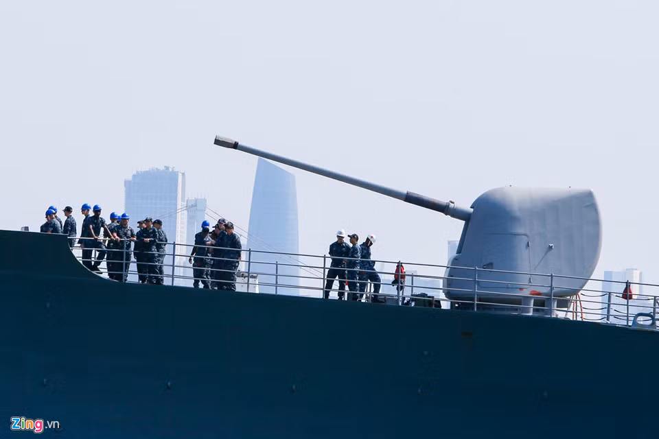 Tàu được vũ trang 2 pháo hạm 127 mm, một ở phía trước mũi tàu và một ở phía sau. Pháo có thể tác chiến đối hạm, pháo kích bờ biển, tầm bắn hiệu quả 24 km. Pháo hạm là vũ khí truyền thống với hiệu quả tác chiến rất cao trong khi có chi phí thấp.